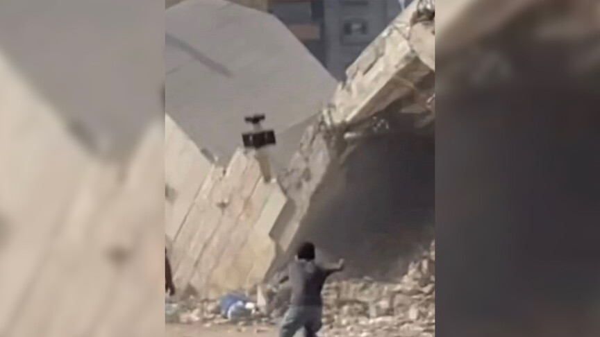İsrail ordusu, yaralı sağlık görevlisine yardıma gelen Filistinli çocuğu bombalayarak öldürdü haber görseli