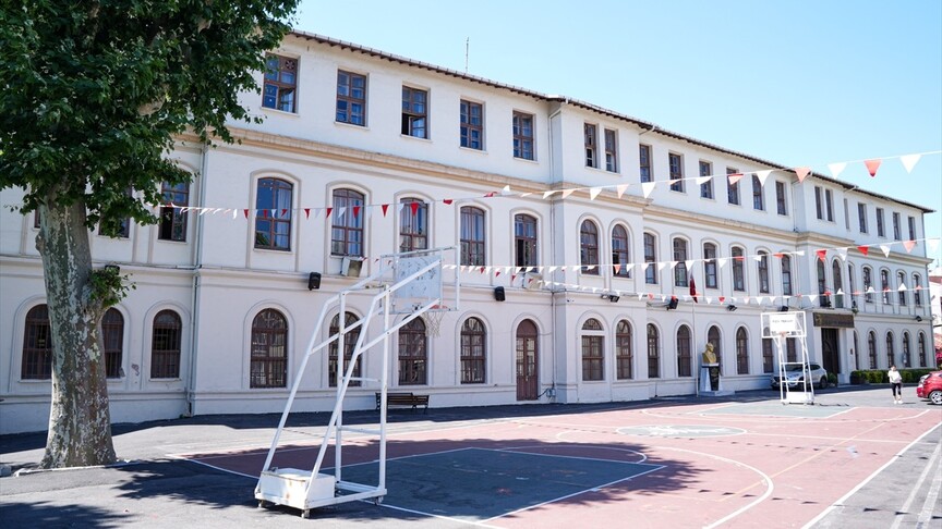 Cağaloğlu Anadolu Lisesi Osmanlı'dan günümüze 176 yıllık eğitim mirasını taşıyor haber görseli