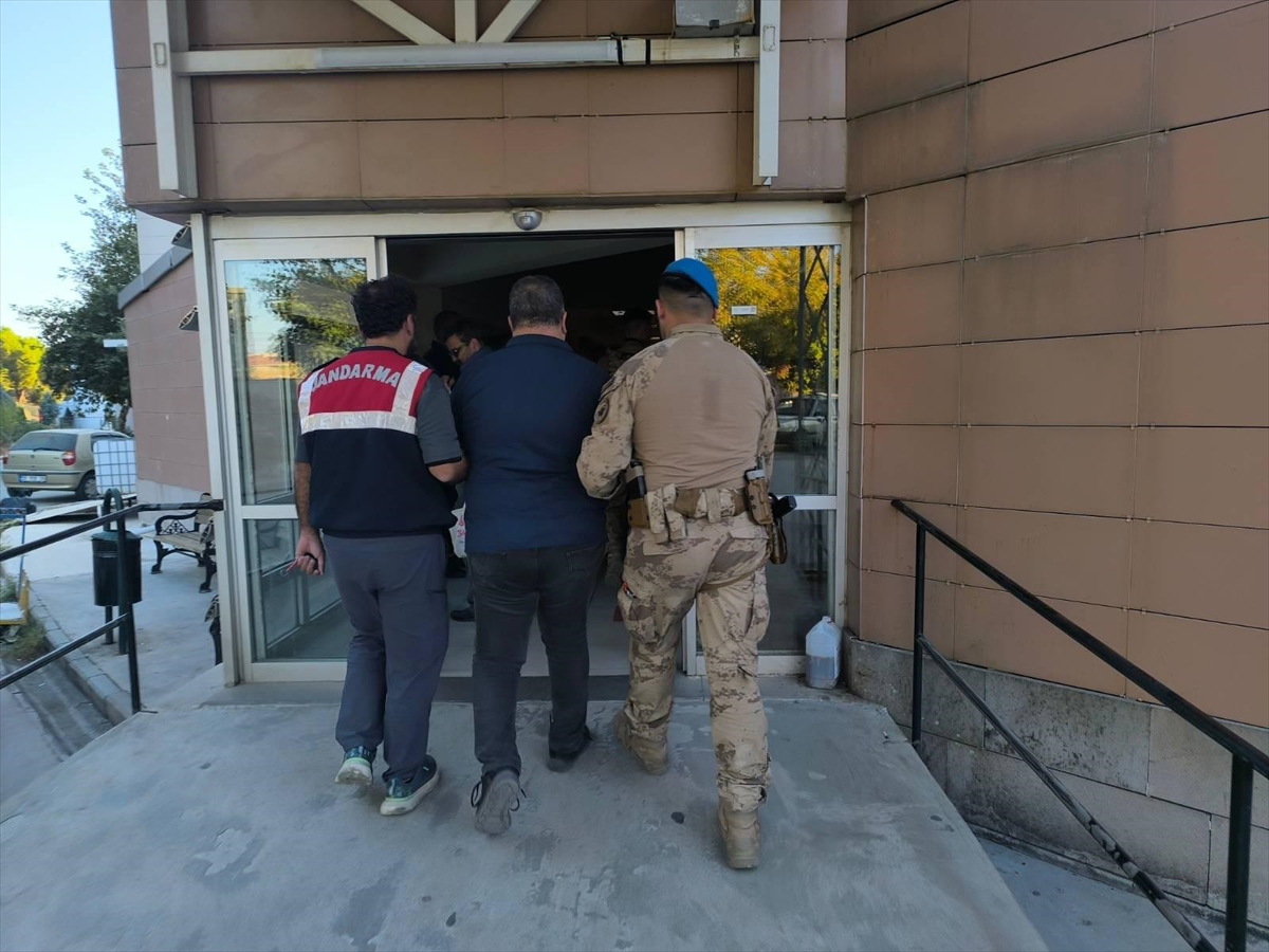 İzmir'de FETÖ operasyonunda 21 şüpheli yakalandı 1 İzmir'de FETÖ operasyonunda 21 şüpheli yakalandı