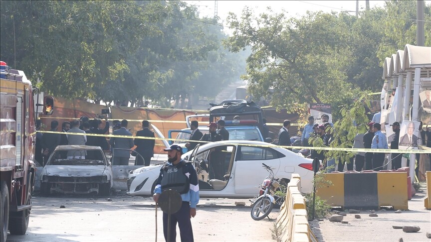 6 civilians, 15 police officers killed in twin suicide bombings near police compound in NW Pakistan