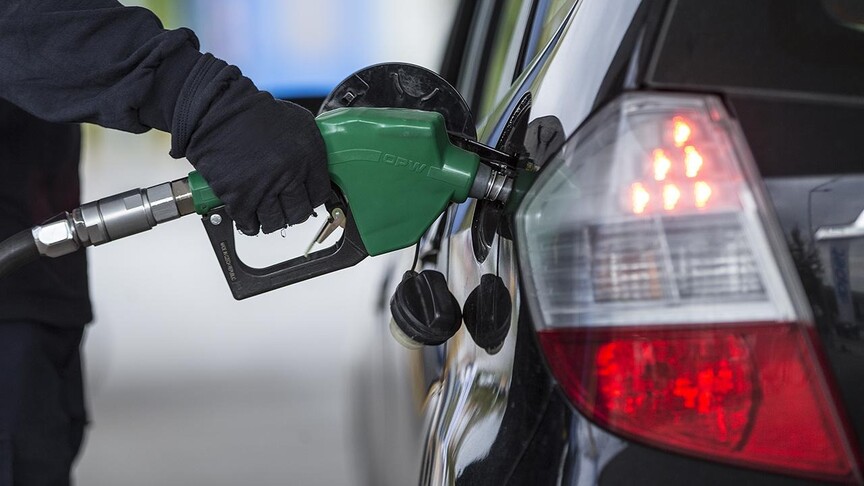 Brent petrolün 100 doların üzerine çıkması ABD’de benzin ve motorin fiyatlarını yükseltti. Artan akaryakıt maliyetleri enflasyon, Fed politikası ve ekonomi gündeminde baskıyı artırıyor. |TÜRKİYE'DE İŞ DÜNYASI