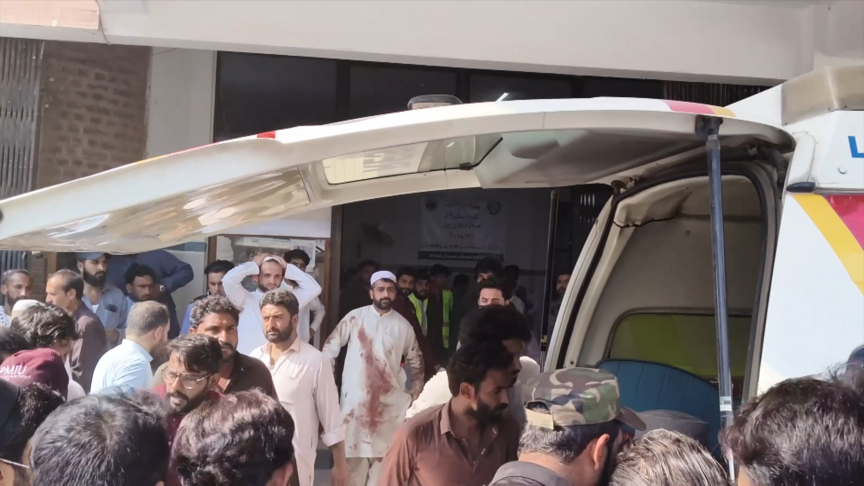 Pakistan'da cami yakınındaki patlamalarda hayatını kaybedenlerin sayısı 23'e yükseldi haber görseli