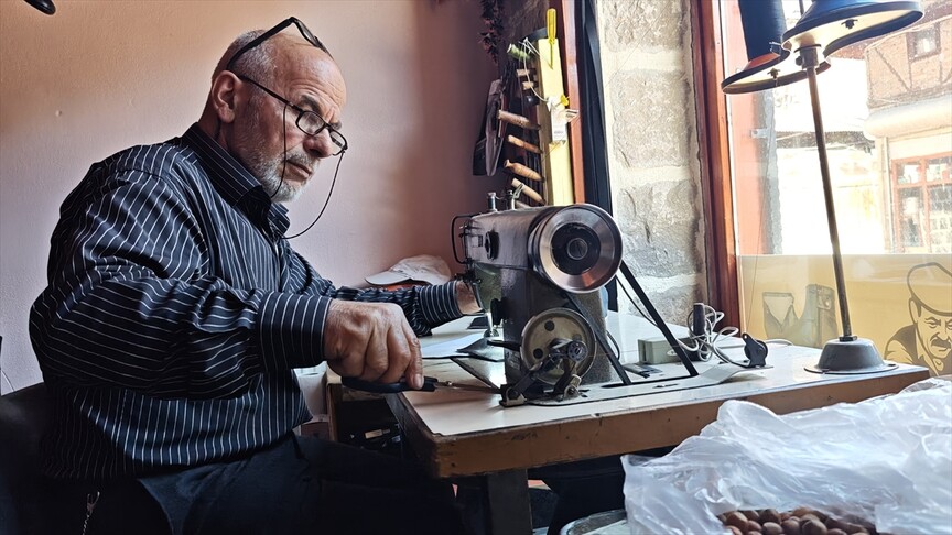 Këpucari 72 vjeçar nuk largohet nga tavolina e tij e punës  filloi të punonte që fëmijë