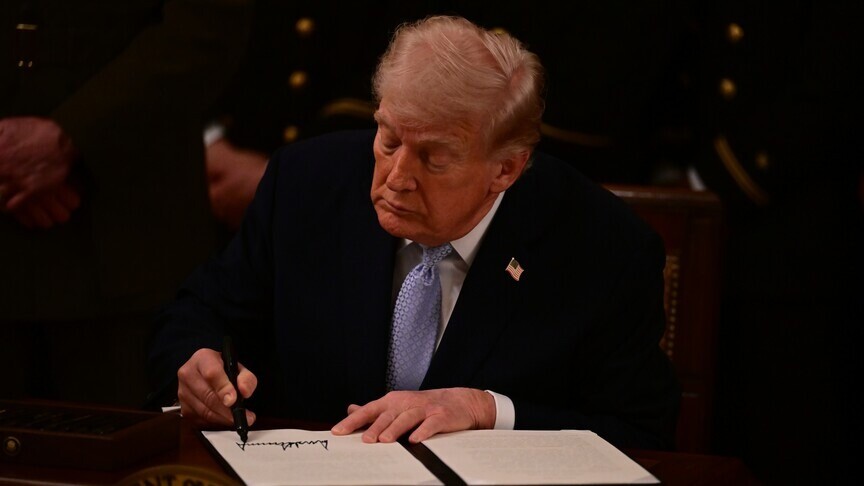 ABD Başkanı Trump, Rusya'ya yönelik yaptırımlar içeren tasarıyı imzaladı haber görseli