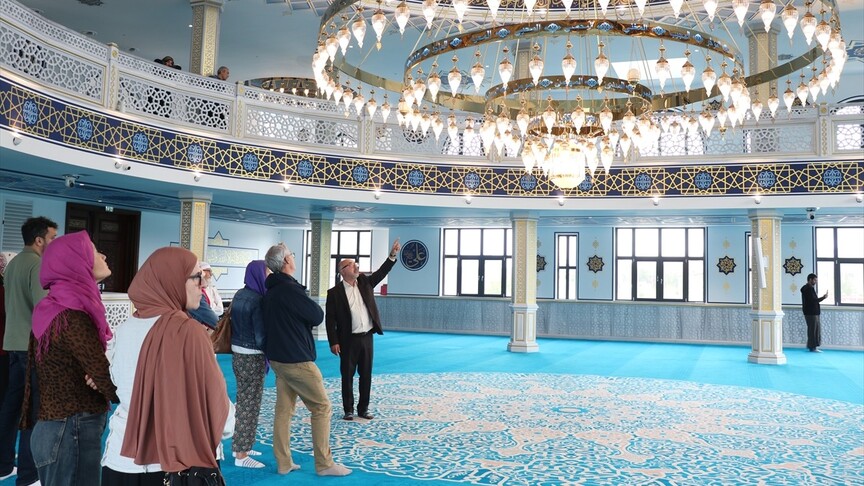 Fransa'da Eyüp Sultan Camisi, Avrupa Miras Günleri kapsamında kapılarını ziyaretçilere açtı haber görseli