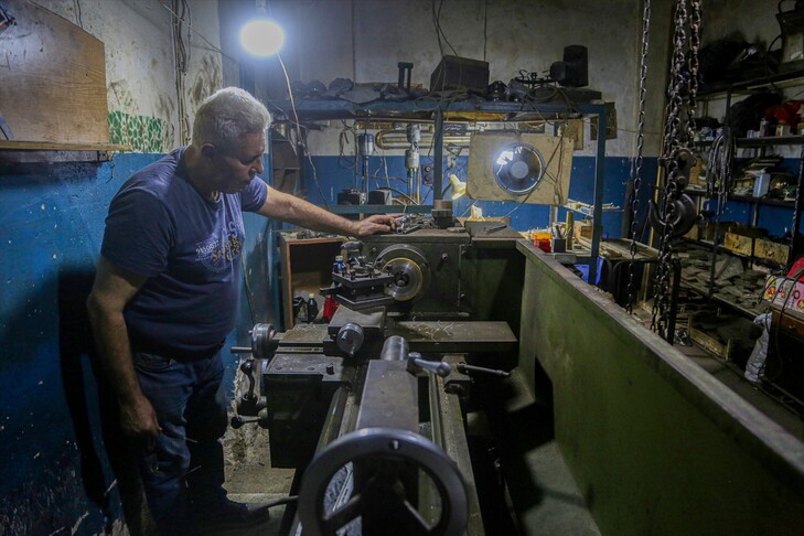 Gjysmë shekulli me metalin  mjeshtri nga Halepi mban gjallë një zanat të rrallë