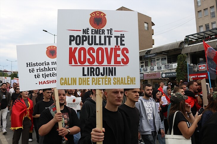 Kosovë  studentët marshojnë kundër dënimit të ish krerëve të UÇK së nga Gjykata Speciale