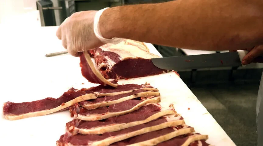 Zvicra ndalon importet e mishit nga Brazili për shkak të shqetësimeve për përdorimin e antibiotikëve