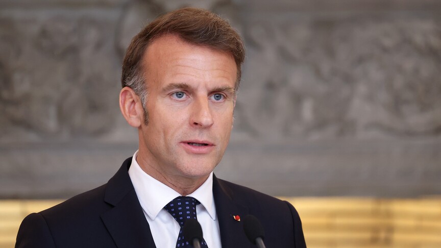 Macron, artan akaryakıt fiyatlarını düşürmek için AB'den "sektöre ilişkin düzenlemeleri esnetmesini" istedi haber görseli