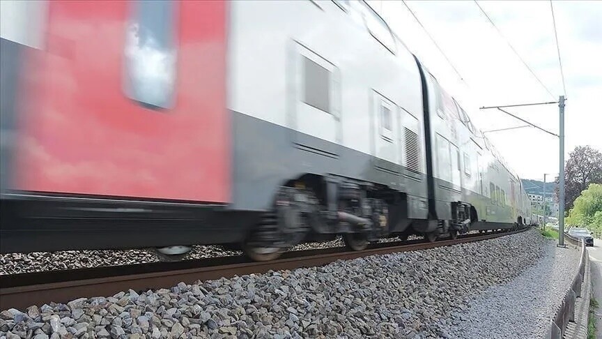 Një person humb jetën pasi u godit nga treni në veri të Francës