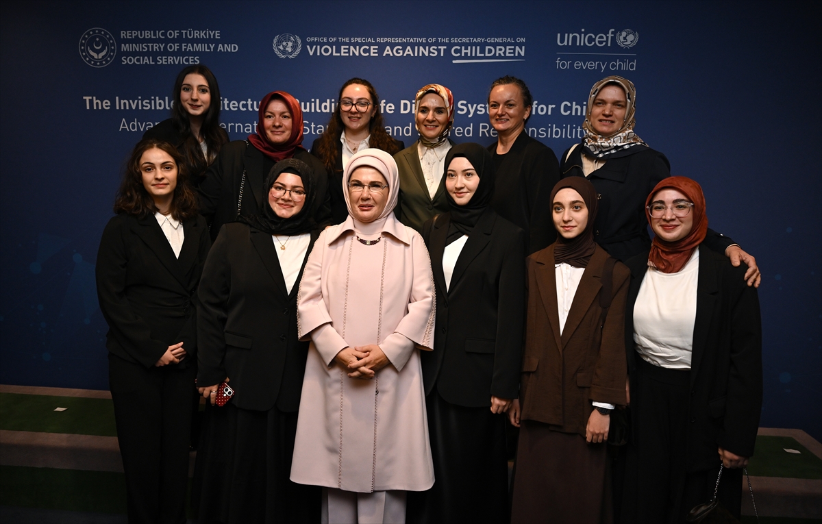 Emine Erdoğan: Çocuğun güvenliğini sağlama sorumluluğu hepimizindir 3 Emine Erdoğan: Çocuğun güvenliğini sağlama sorumluluğu hepimizindir