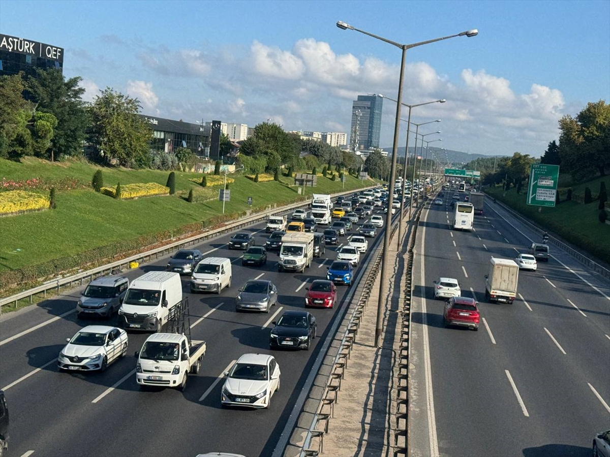İstanbul'da sabah saatlerinde trafik yoğunluğu yüzde 70'e ulaştı 1 İstanbul'da sabah saatlerinde trafik yoğunluğu yüzde 70'e ulaştı