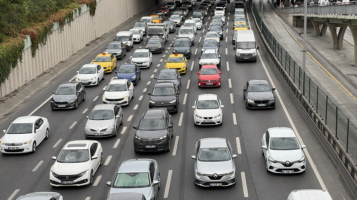 İstanbul'da sabah saatlerinde trafik yoğunluğu yüzde 70'e ulaştı 2 İstanbul'da sabah saatlerinde trafik yoğunluğu yüzde 70'e ulaştı
