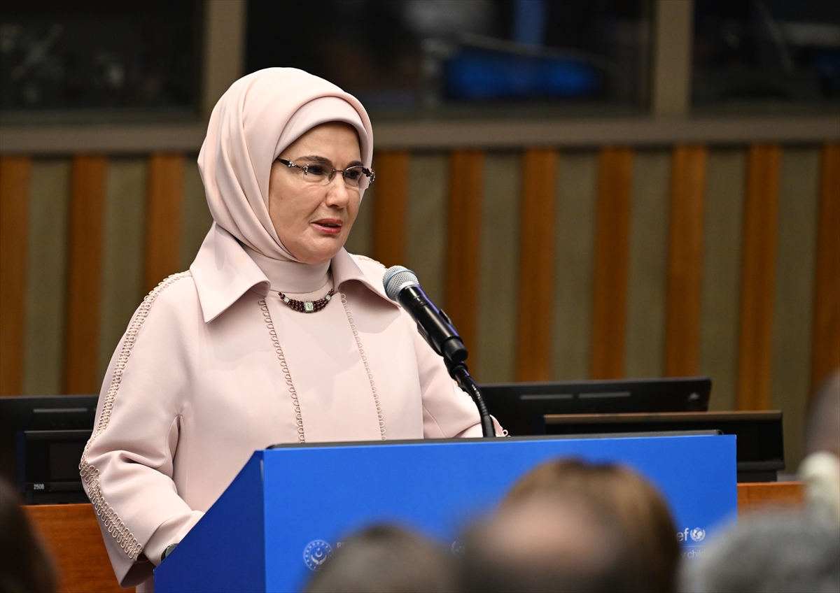 Emine Erdoğan: Çocuğun güvenliğini sağlama sorumluluğu hepimizindir 2 Emine Erdoğan: Çocuğun güvenliğini sağlama sorumluluğu hepimizindir