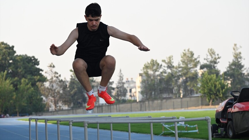 Atletizme başlayan otizmli Özgür, 3 yılda 7 kez birincilik sevinci yaşadı haber görseli