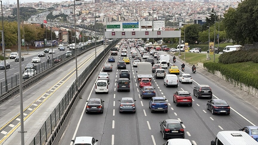 İstanbul'da sabah saatlerinde trafik yoğunluğu yüzde 70'e ulaştı haber görseli