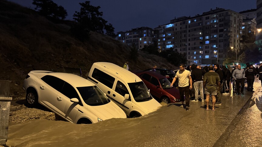 Başkentte gök gürültülü sağanak yaşamı olumsuz etkiledi haber görseli