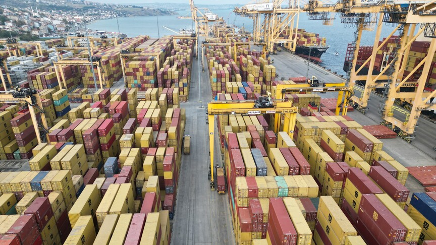Asyaport'ta tek gemi uğrağında 22 bin 896 TEU konteyner elleçleme ile Türkiye rekoru kırıldı haber görseli