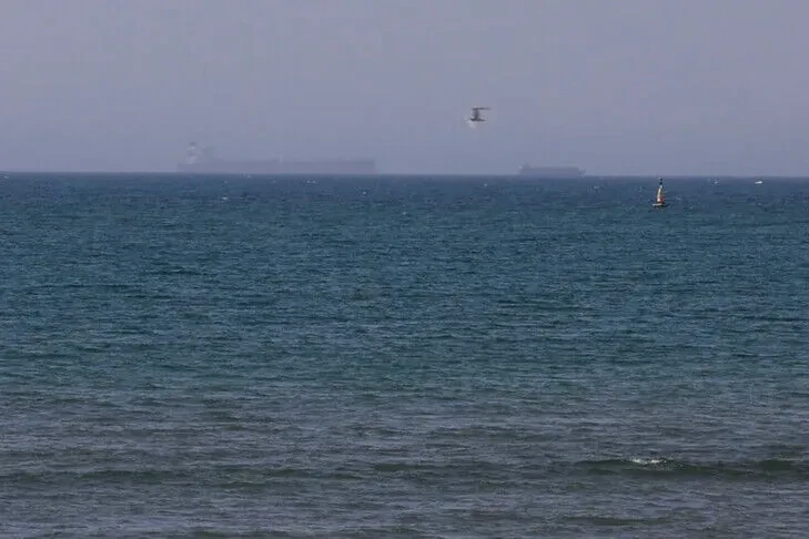 Një anije mallrash goditet nga një predhë në Ngushticën e Hormuzit  raportohen 2 viktima