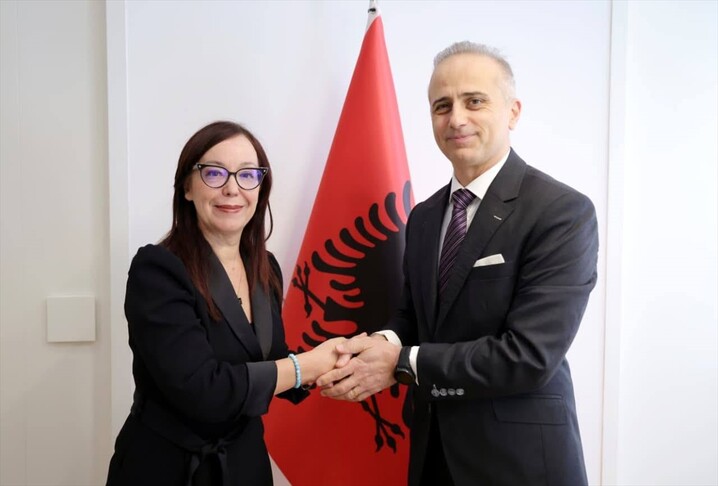 Ambasadori turk në Tiranë takon ministren Spahiu  në fokus forcimi i bashkëpunimit në shëndetësi
