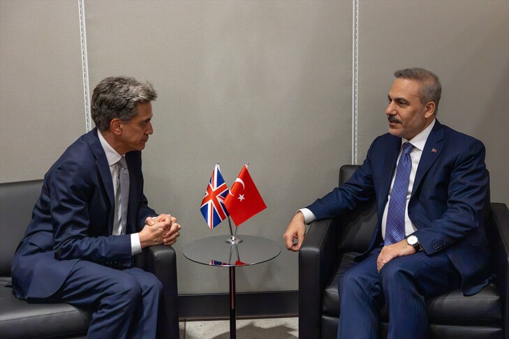 Ministri i Jashtëm turk dhe sekretari i Jashtëm britanik zhvillojnë bisedime në Nju Jork