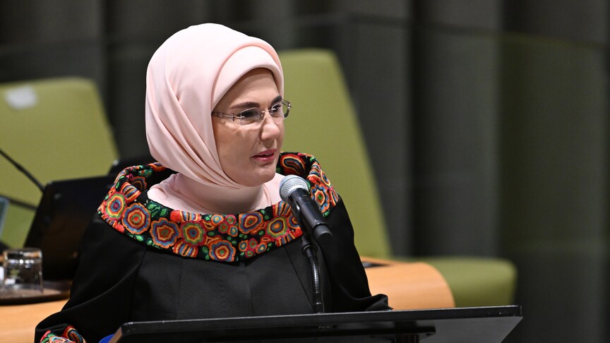 Emine Erdoğan: Okyanuslar nefes alamıyor, şehirler atıklarıyla mücadele edemiyor haber görseli