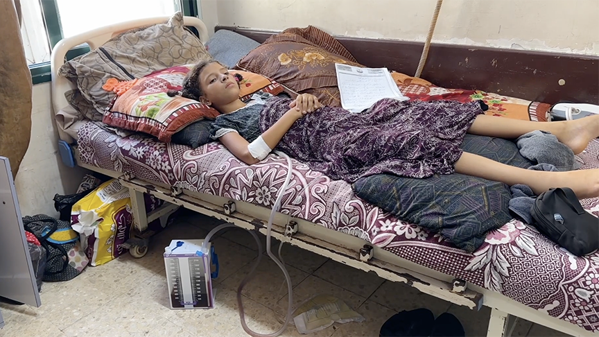 Gazze'de 10 yaşındaki kız çocuğu okulların açılmasını iple çekerken İsrail saldırısında yürüme yetisini kaybetti haber görseli