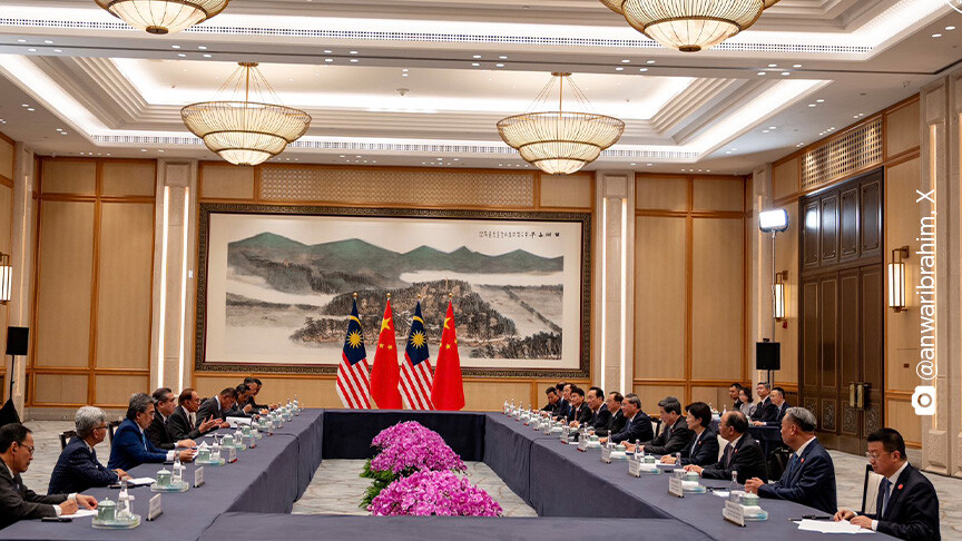 China's Li Qiang Hosts Malaysia's Anwar Ibrahim in Hangzhou for Trade Talks