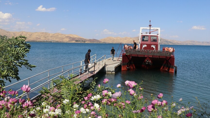 Hazar Gölü "deniz temizleme aracı"yla yürütülen çalışmalarla nefes alıyor
