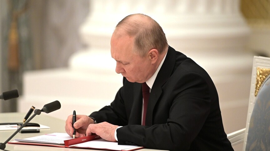Putin Signs Decree Dismissing Russia's Ambassador to the UK