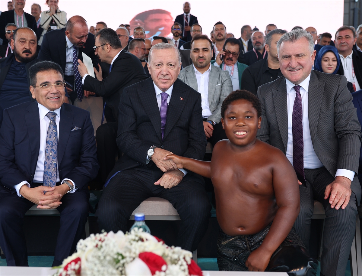 Erdoğan, Yağlı Güreş Cumhurbaşkanlığı Kupası finalini izledi 2 Erdoğan, Yağlı Güreş Cumhurbaşkanlığı Kupası finalini izledi
