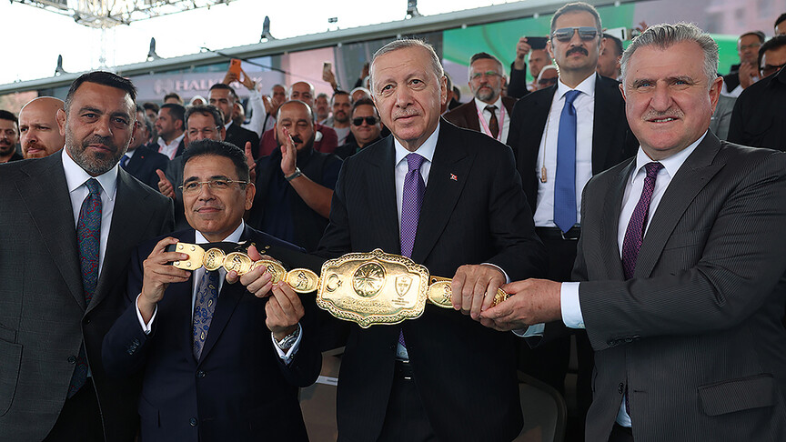 Cumhurbaşkanı Erdoğan, Yağlı Güreş Cumhurbaşkanlığı Kupası'nın final müsabakasını izledi haber görseli