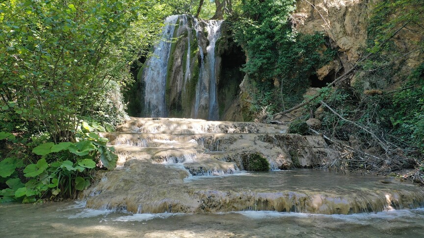Ujëvara Okçular tërheq vëmendje me strukturën e saj në formë shkallësh
