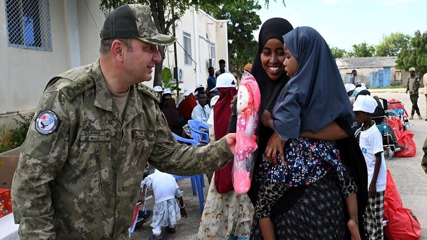 MSB Somali'de ihtiyaç sahibi gazi ve ailelerine tekerlekli sandalye dağıttı haber görseli