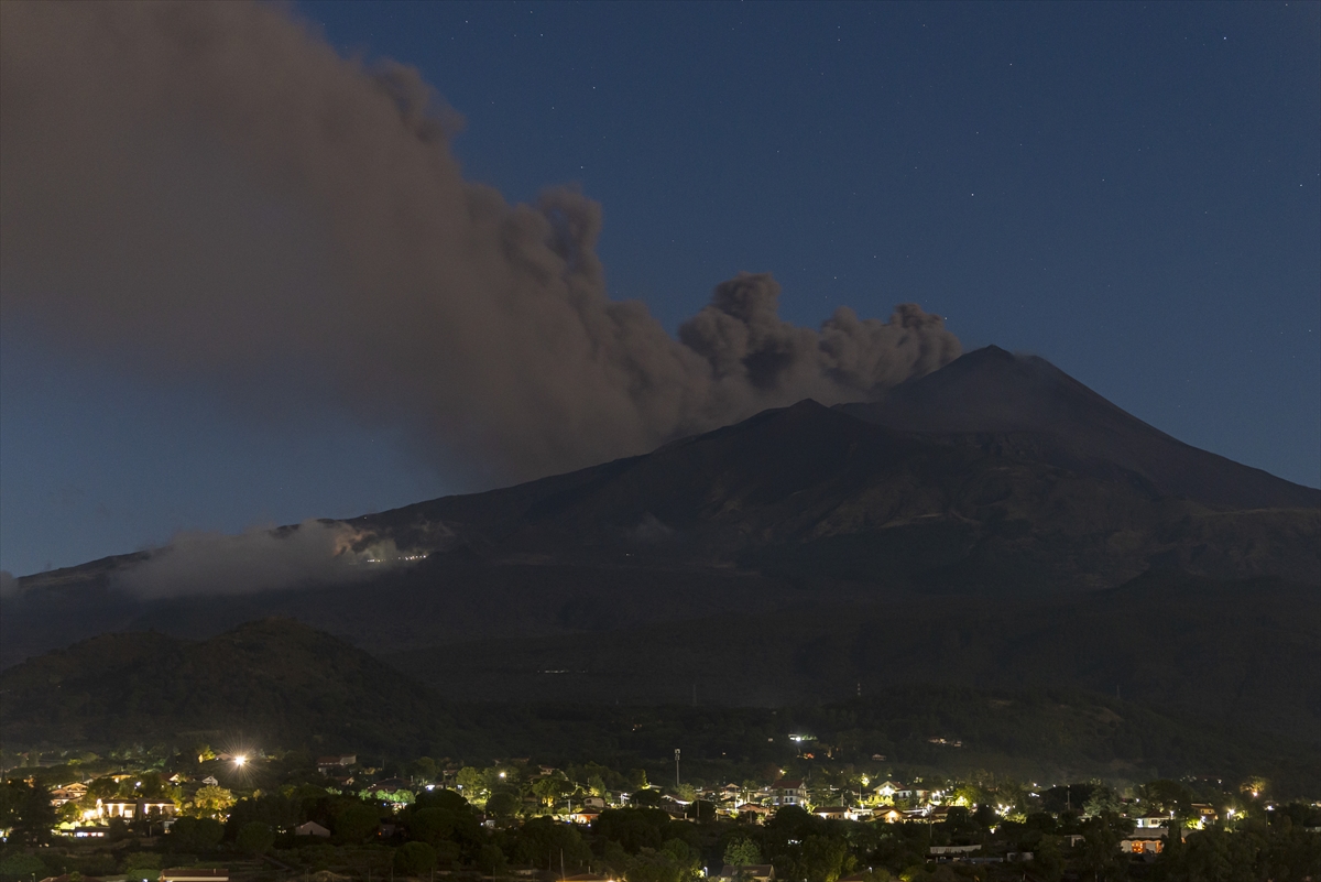 Etna Yanardağı'nın kül püskürtmesi, Katanya Havalimanı'nda uçuşların durdurulmasına neden oldu