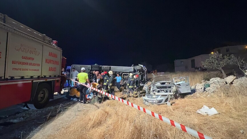 Gaziantep'te yolcu midibüsü ile otomobilin çarpışması sonucu 3 kişi hayatını kaybetti, 17 kişi yaralandı haber görseli