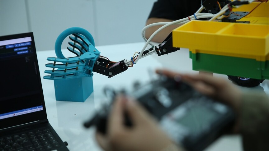 Hatay'da lise öğrencileri tasarladıkları robotla TEKNOFEST'te birincilik hedefliyor