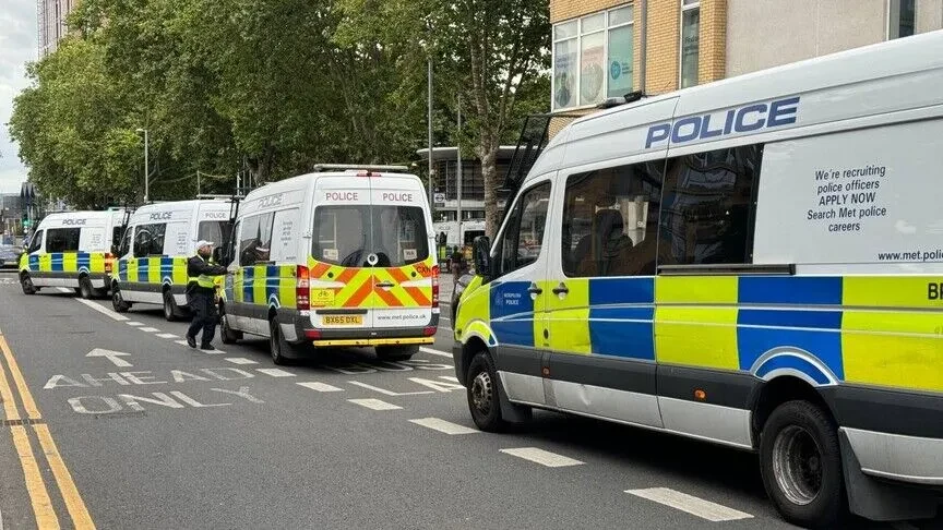 Evakuohen prona pranë bazës ajrore britanike që strehon forca amerikane pas arrestimeve për eksplozivë