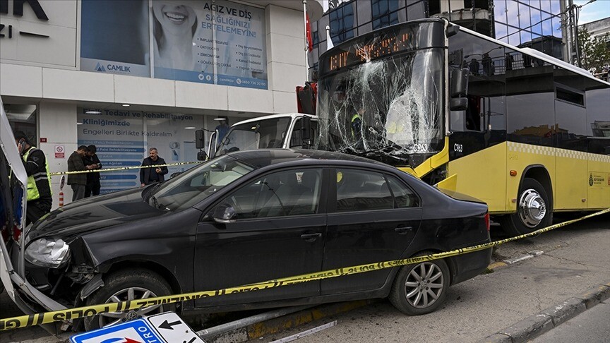 İstanbul'da özel halk otobüsünün durakta bekleyenlere çarptığı kazaya ilişkin davada karar haber görseli