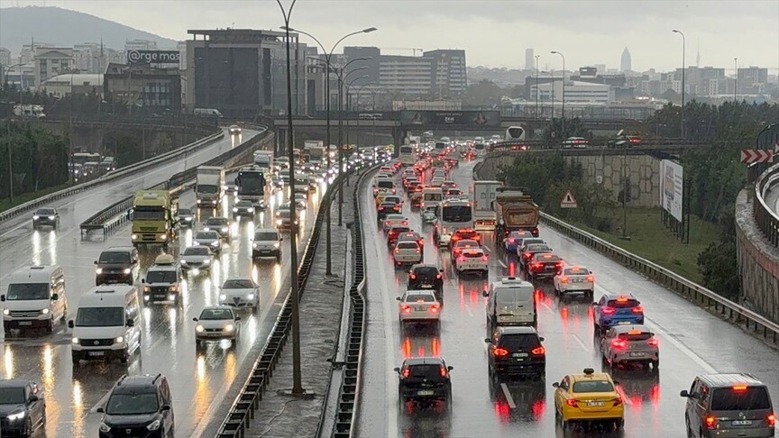 İstanbul'da yağışın da etkisiyle sabah saatlerinde trafik yoğunluğu oluştu haber görseli