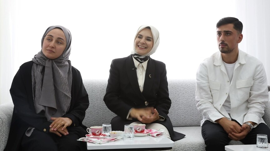 Bakan Göktaş, evlilik kredisinden yararlanan yeni evli çiftin ilk misafiri oldu