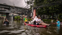 Tayland'ın başkenti Bangkok'ta sel 700 bin kişiyi etkiledi