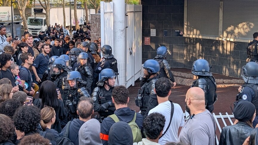 Fransa'da eğitim koşullarının iyileşmesini talep eden liselilerin düzenlediği eylemlerde 10 kişi yaralandı