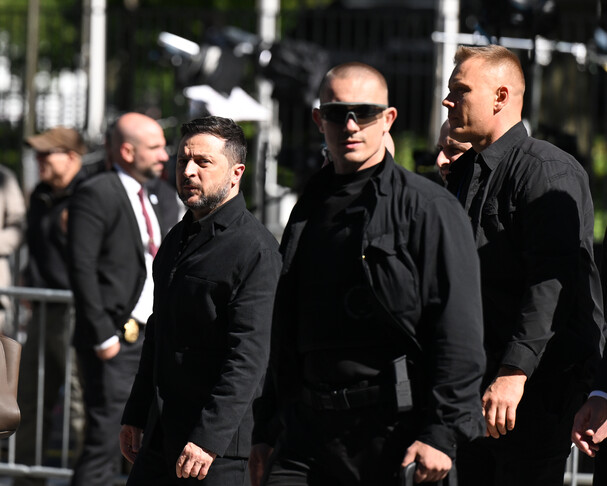 Zelenskyy viziton trupat në vijën e frontit  diskuton për mbrojtjen ajrore me presidentin finlandez