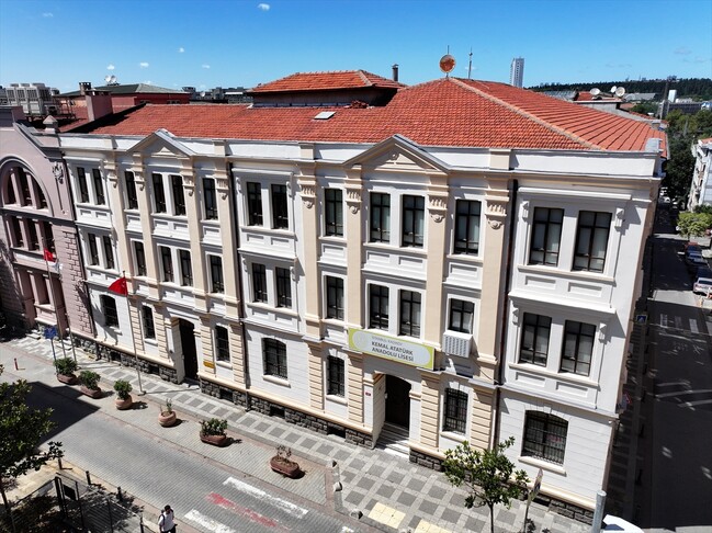 Kadıköy'deki Kemal Atatürk Anadolu Lisesi bir asırdan fazladır öğrenci yetiştiriyor
