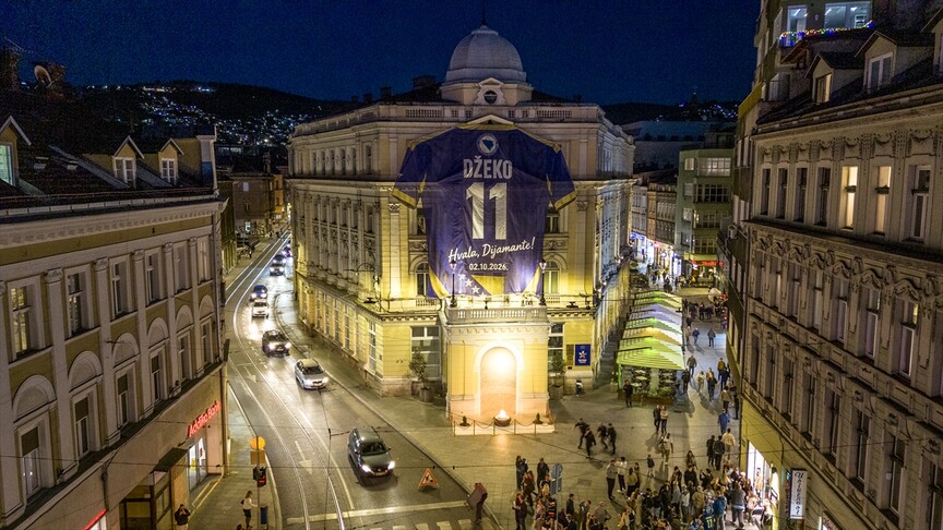 Fanellë gjigante e Edin Xhekos vendoset mbi simbolin e Sarajevës para ndeshjes së lamtumirës me kombëtaren