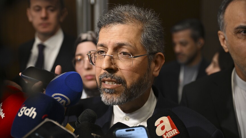 Iran Says Reopening Strait of Hormuz Depends on US Guarantees to End War