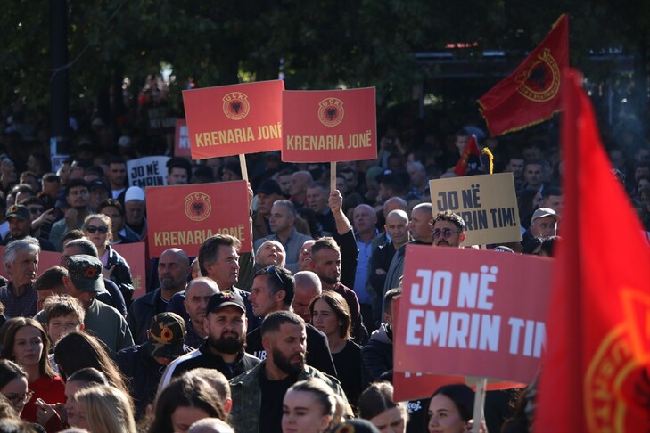 Mijëra qytetarë protestojnë në sheshet e Prishtinës kundër aktgjykimit të Gjykatës Speciale