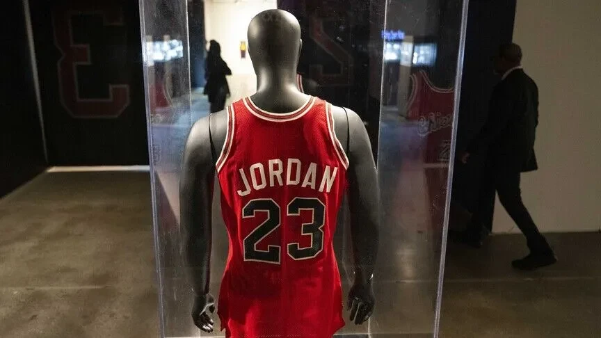 Fanella e Michael Jordanit nga  Last Dance  shitet për rekord prej 12 26 milionë dollarësh