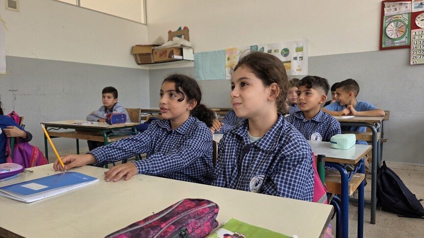 Lübnan'ın güneyindeki öğrenciler, İsrail uçaklarının gürültüsü ve patlama sesleri arasında okula gidiyor